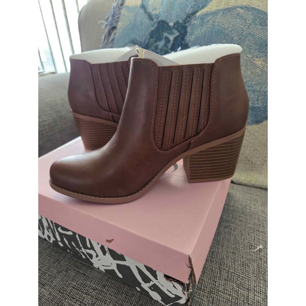 SODA Dark Brown Faux Leather Ankle Boots 6.5 NWT Low Heel Chelsea Style